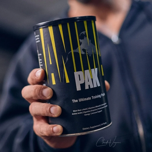 Animal Pak 44 in der Hand – Lifestyle-Bild für ambitionierte Athleten und Bodybuilder