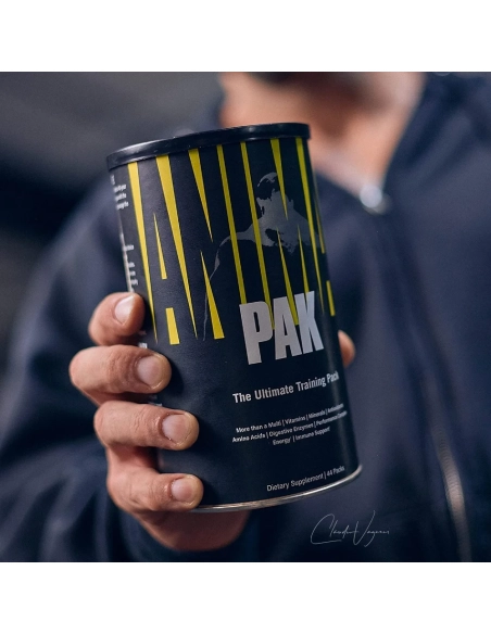 Animal Pak 44 in der Hand – Lifestyle-Bild für ambitionierte Athleten und Bodybuilder