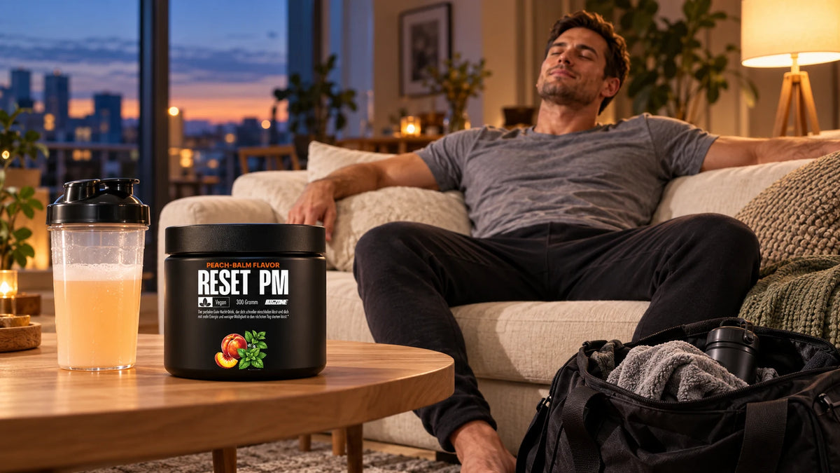 Athlet entspannt nach dem Training auf dem Sofa, auf dem Tisch Shake und Big Zone Reset PM mit GABA und Glycin