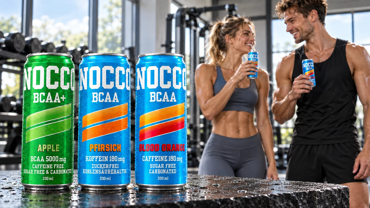 Lean Frau und Mann trinken NOCCO BCAA im Gym – NOCCO Apfel, Pfirsich und Blood Orange im Vordergrund