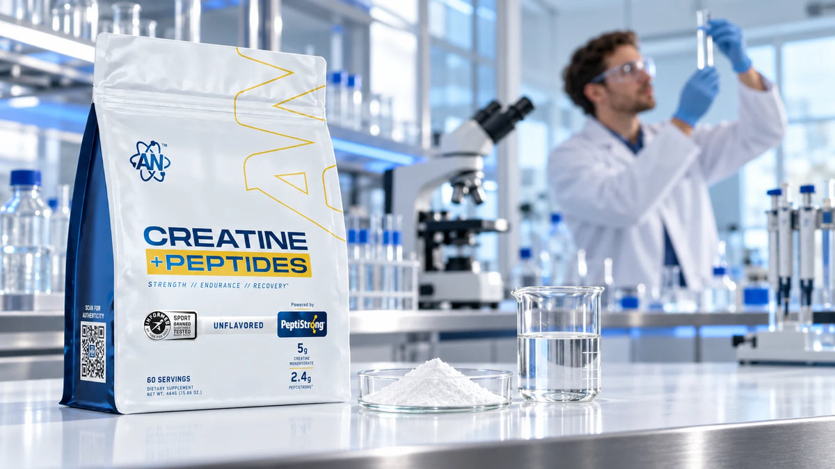 Forscher im Labor mit Applied Nutrition Creatine + Peptides – Kreatin mit PeptiStrong im Test