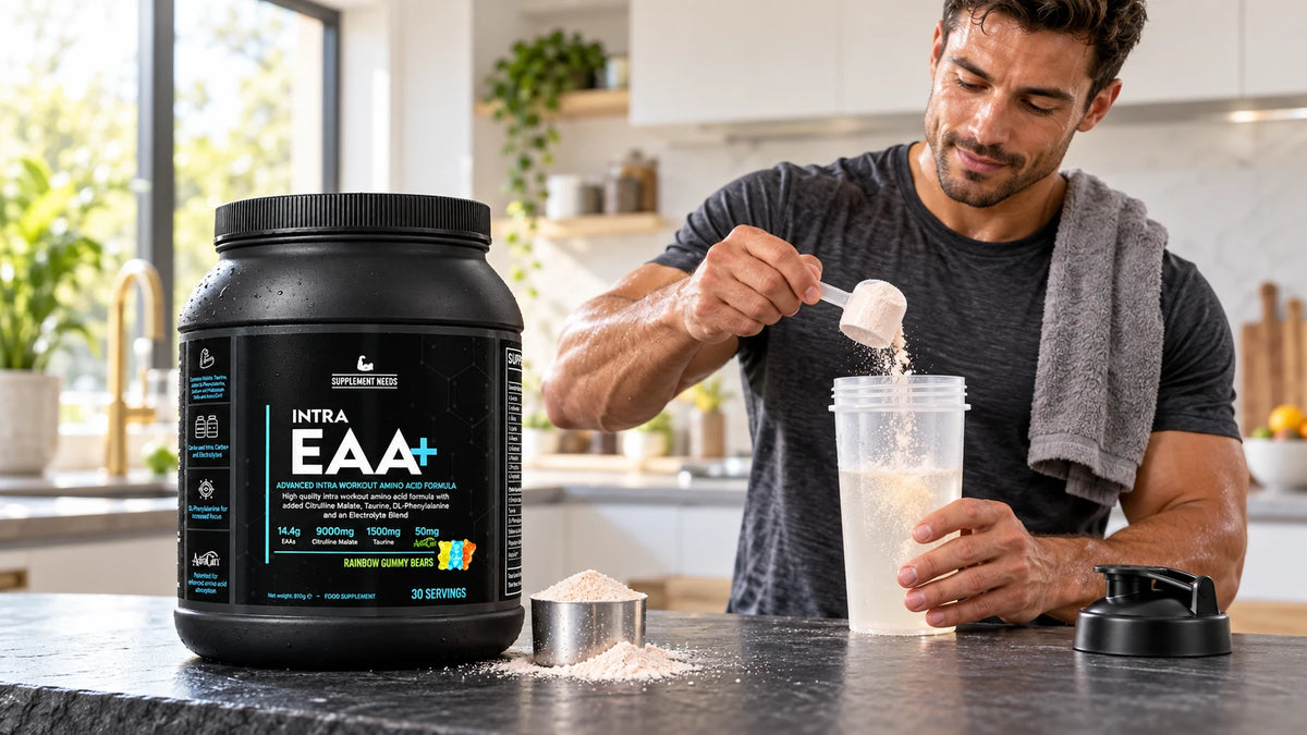 Supplement Needs Intra EAA+ Rainbow Gummy Bears mit Messlöffel, Athlet mischt nach dem Training einen EAA-Shake in der Küche – Intra Workout EAA