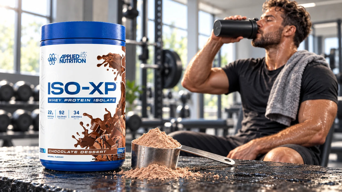 Applied Nutrition ISO-XP Whey Isolat Chocolate Dessert mit Messlöffel, dahinter Athlet trinkt Protein-Shake nach dem Training – Whey Isolat oder Konzentrat