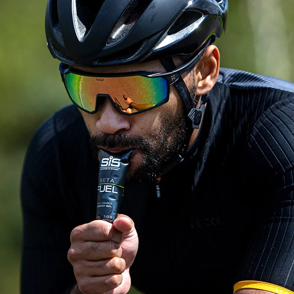 Einnahme eines SiS Beta Fuel Energy Gels auf dem Rennrad während der Ausfahrt, 40g Kohlenhydrate pro Gel